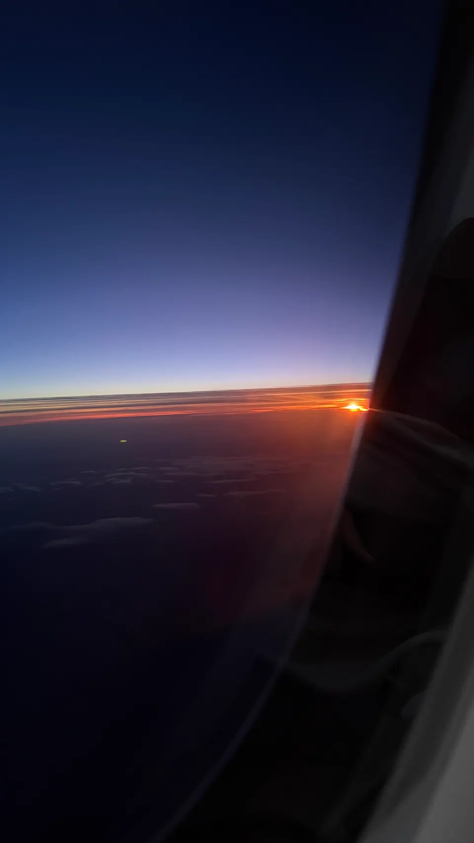 太陽從地平線那一條線冒出來。
