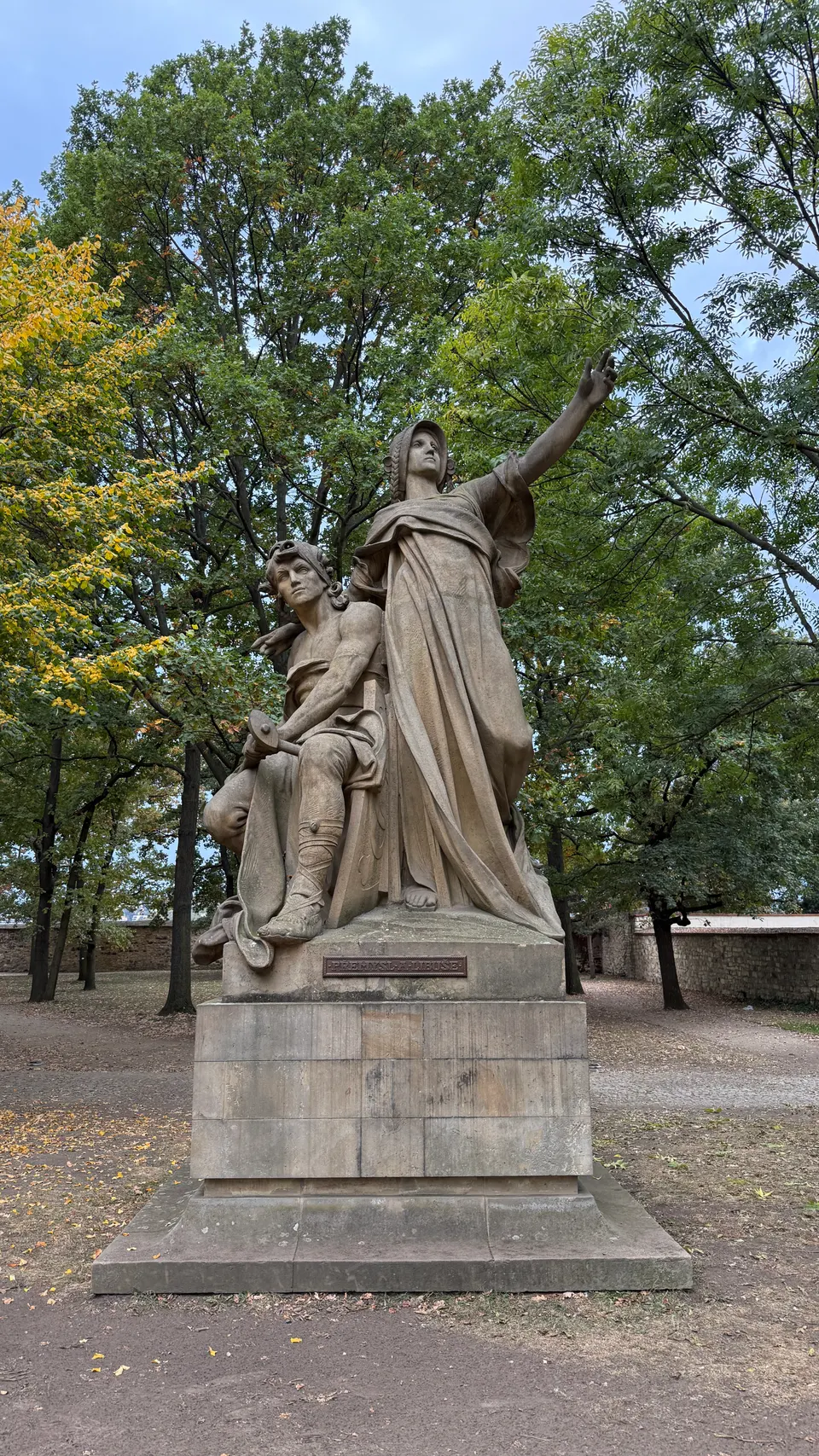 高堡公園裡的 Myslbek 雕像:它們原本站在河上的橋頭。