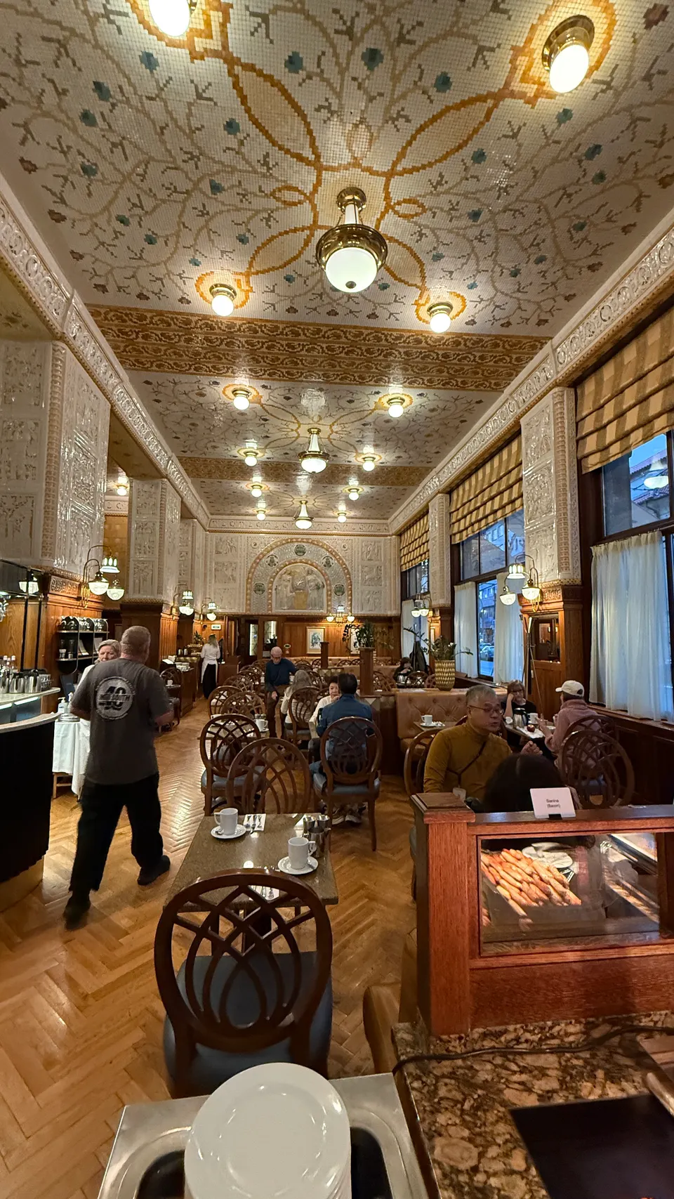 Café Imperial:1914 年的瓷磚天花板,早上七點人最少。