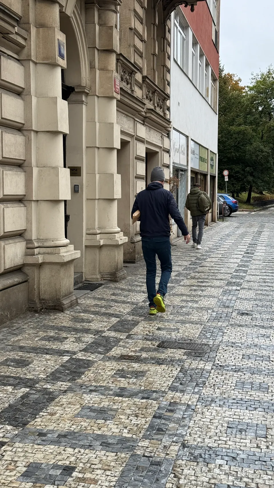 早上八點半，路人抱著一袋麵包走過黑白方塊的石板路：布拉格的早晨就長這樣。
