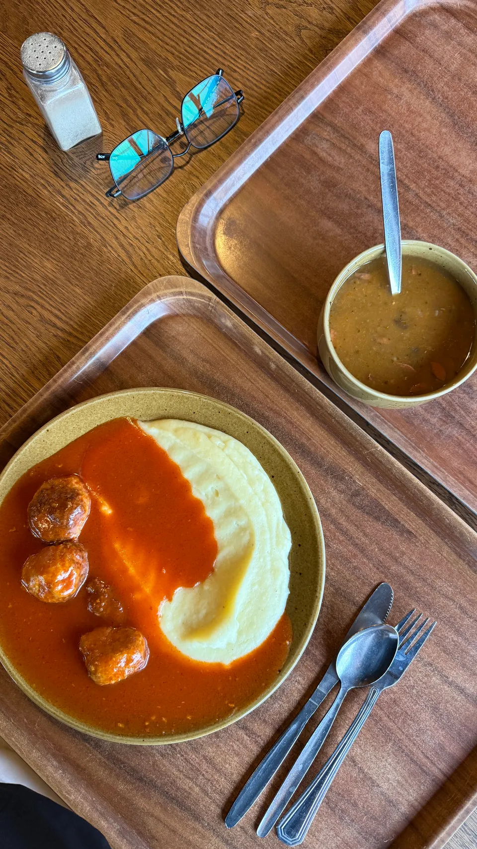 山上午餐:肉丸、番茄醬汁、馬鈴薯泥。