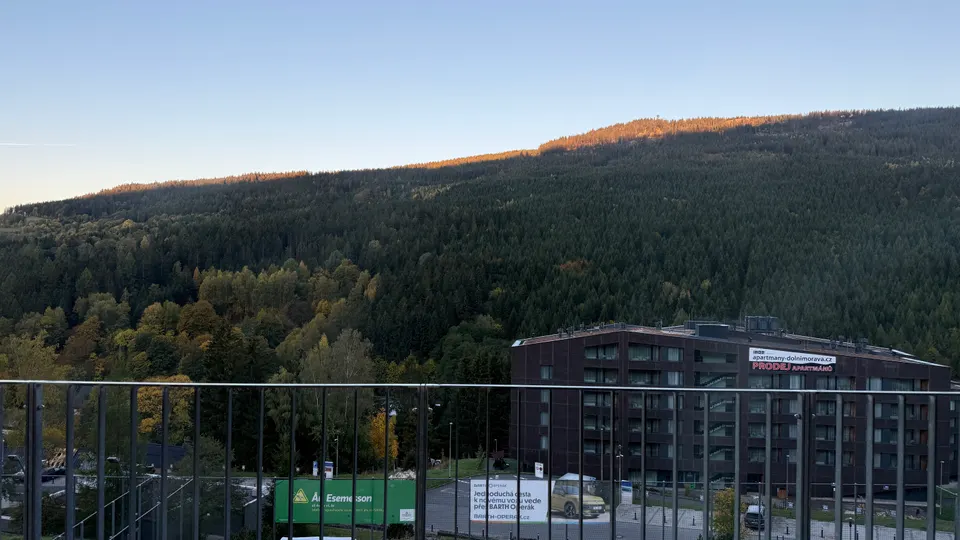 07:26,陽光先落在山頂那一條稜線,旅館還在影子裡。
