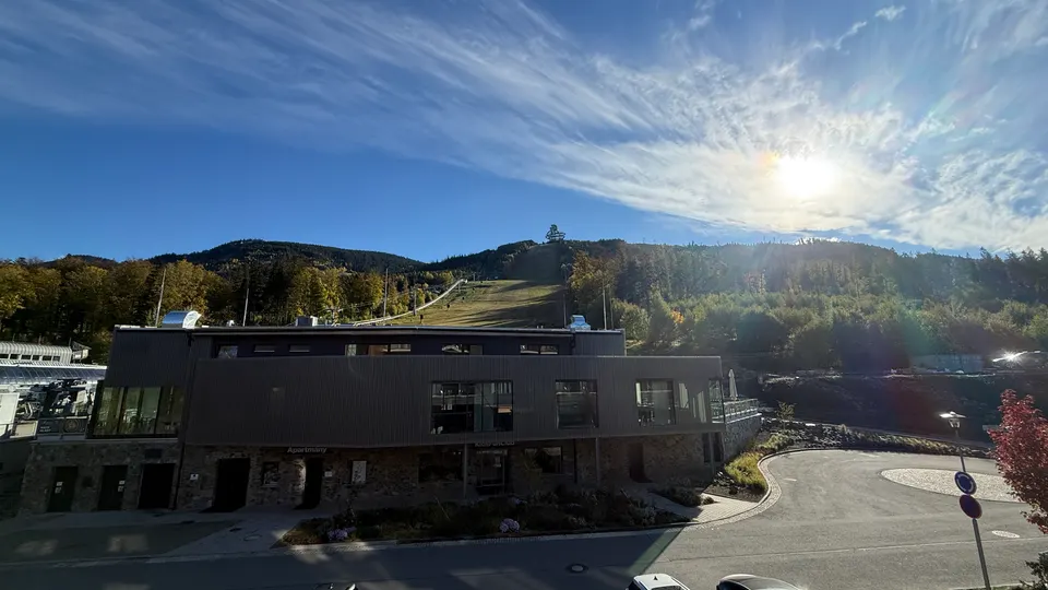 出發前,太陽剛好越過山頭。