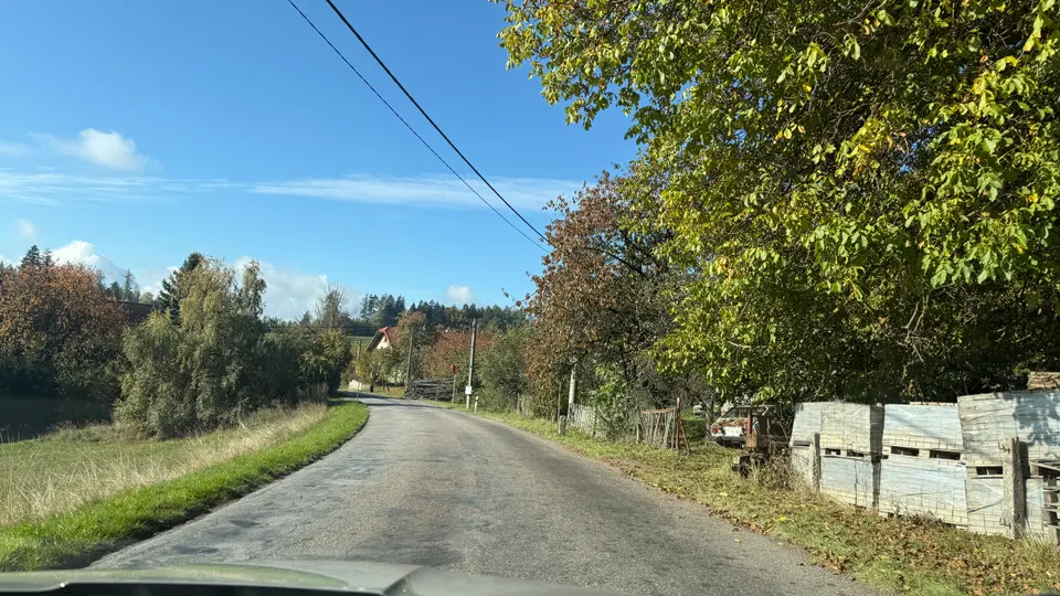 鄉間小路,電線桿一根接一根。