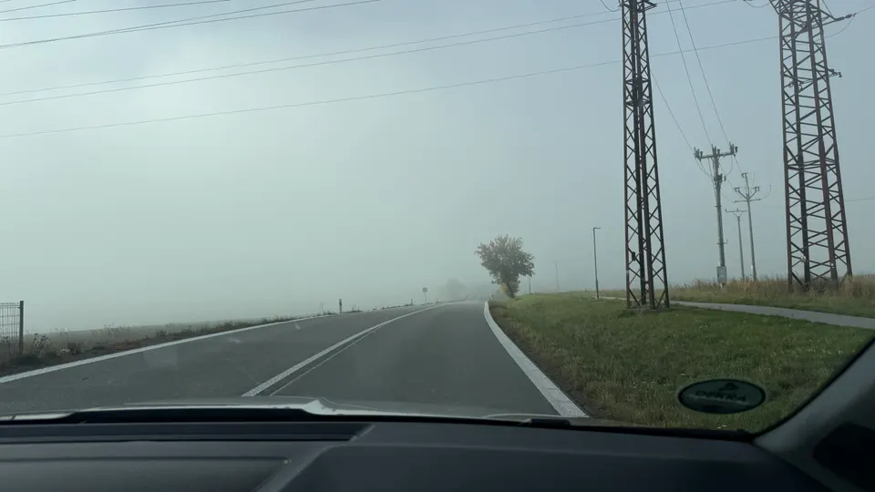 低地又起霧了,高壓電塔只剩輪廓。