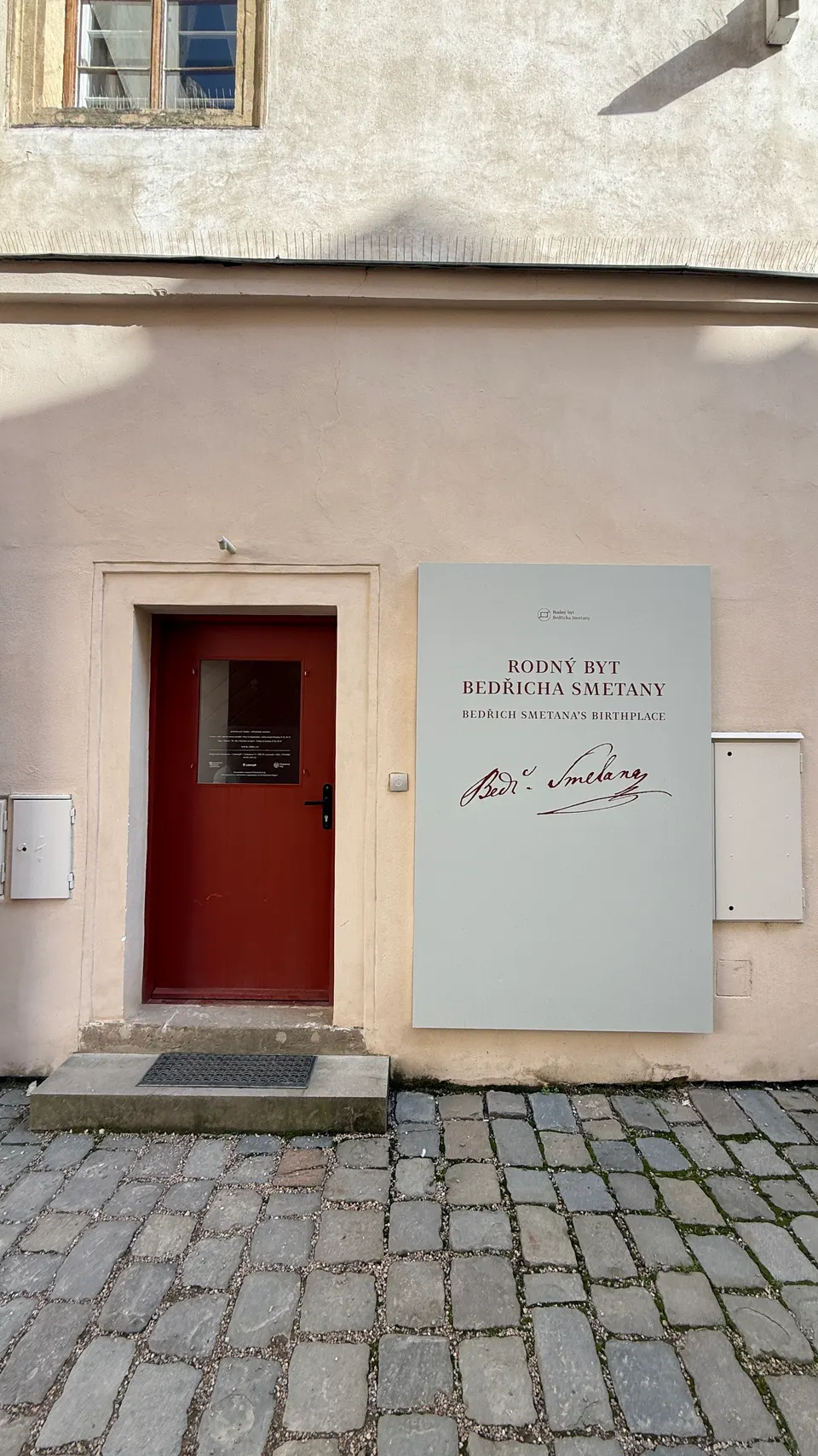 紅色小門旁的牌子:Rodný byt Bedřicha Smetany,Smetana 出生的地方。