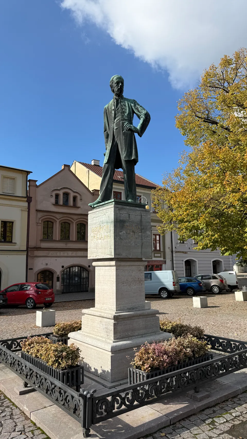 廣場上的 Smetana 銅像,1924 年他百歲冥誕時立的。