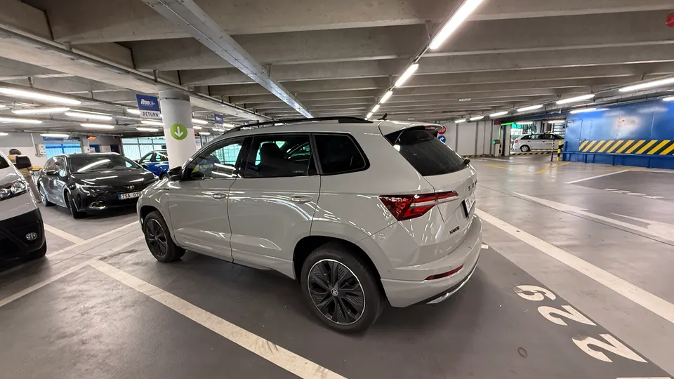 機場停車場，停進最後一格：還車。