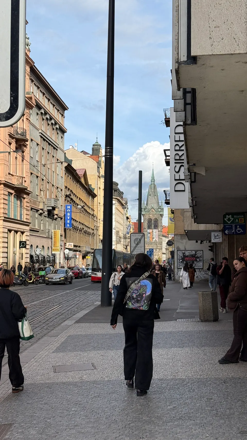 新城的街道，盡頭是 Jindřišská 鐘樓的尖頂。