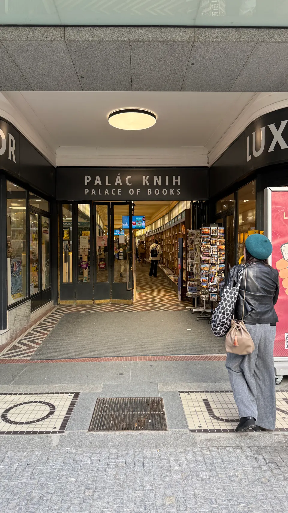 Palác knih Luxor 門口，有人在看明信片架。