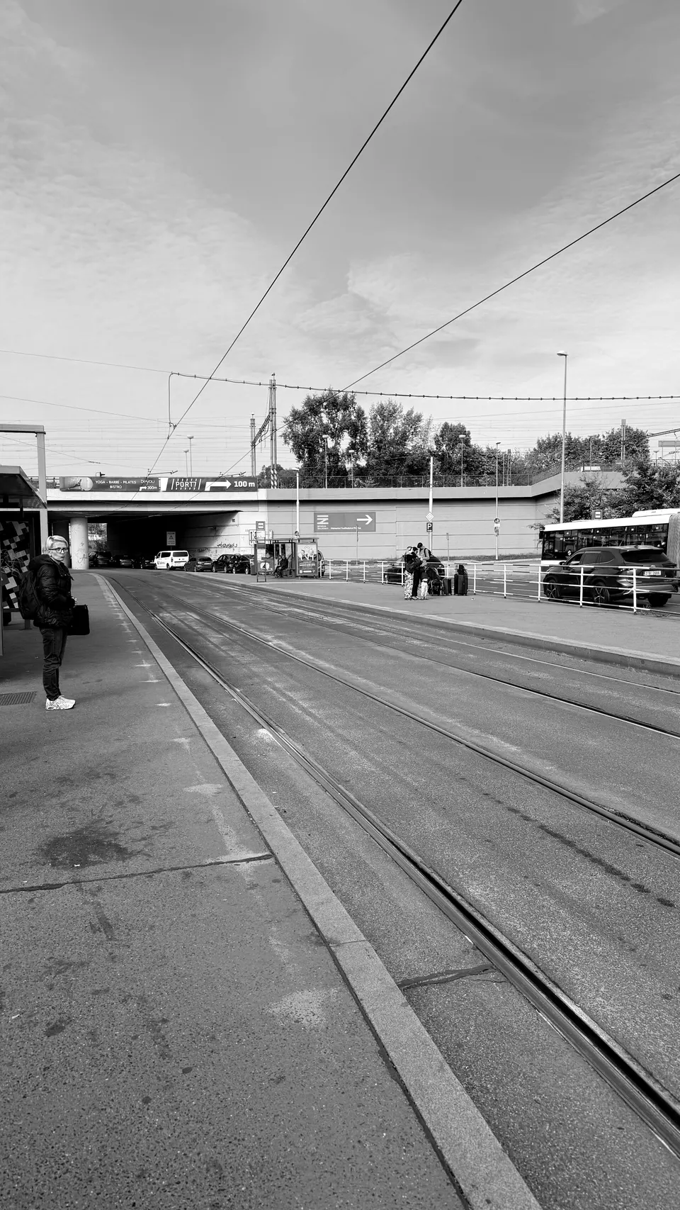 回程，黑白的電車軌道。