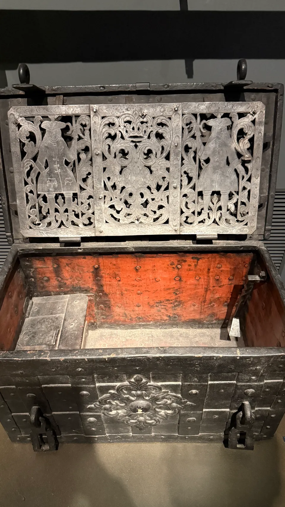 鐵箱蓋子內側整面都是鏤空的鐵花。