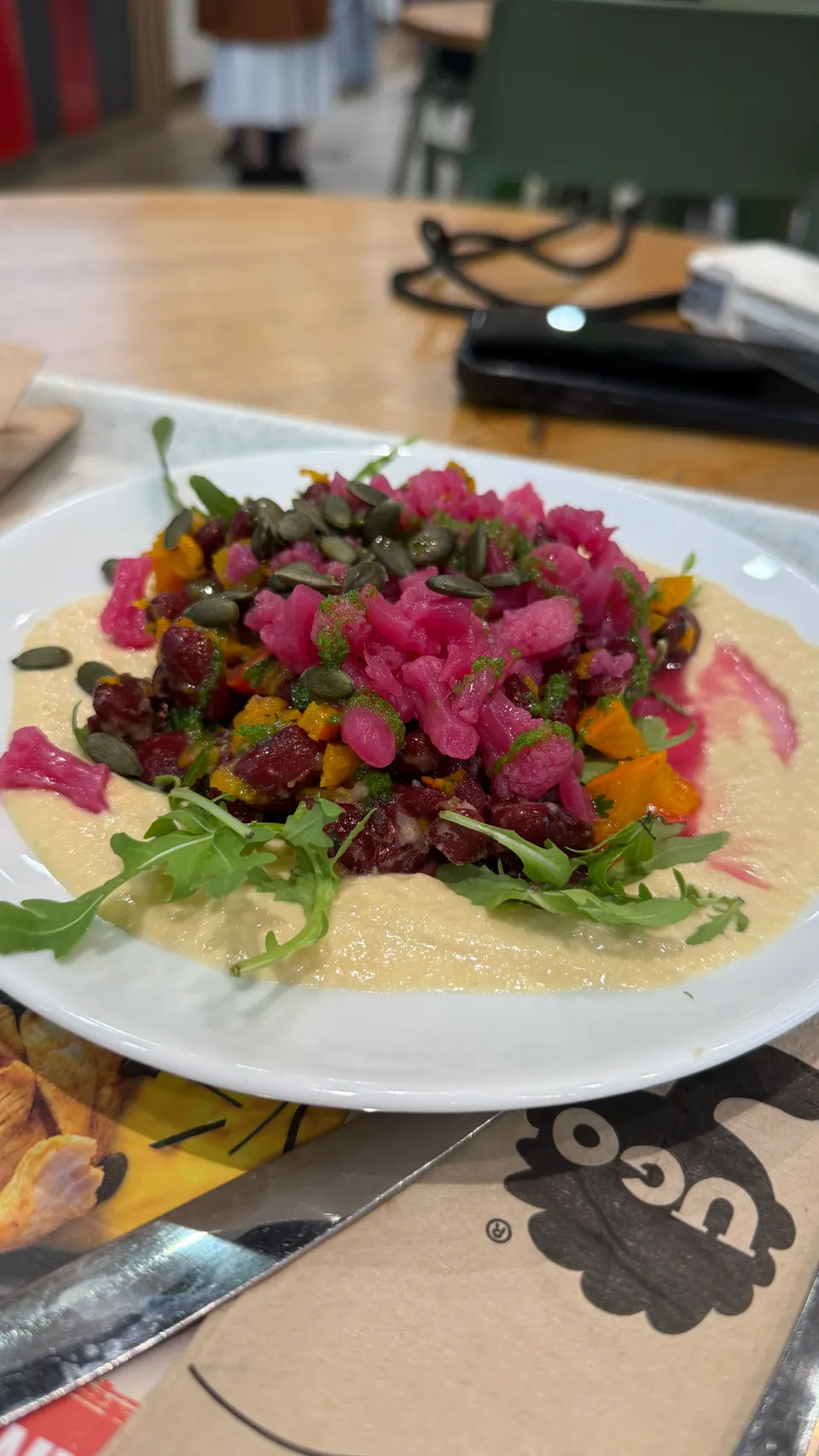 午餐：一盤沙拉，醃紫甘藍、甜菜和南瓜籽。