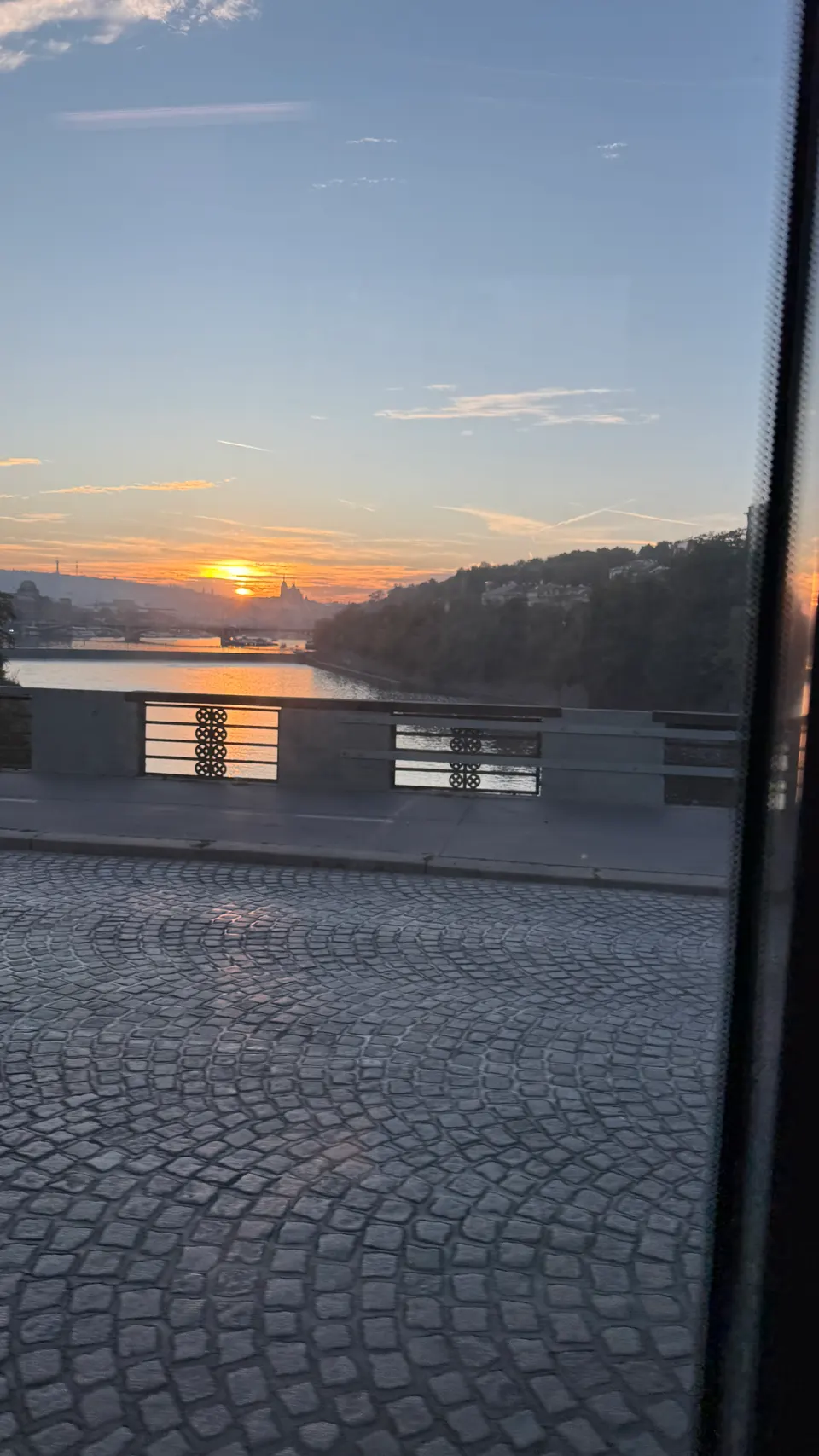 隔著車窗看伏爾塔瓦河的夕陽。