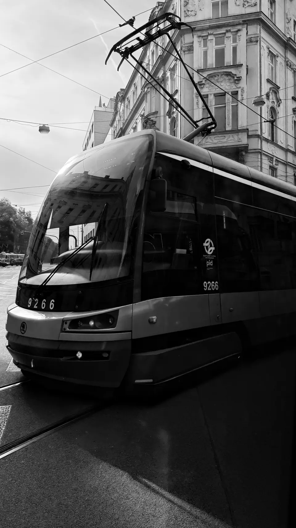 迎面來的電車，黑白比彩色更像老電影。