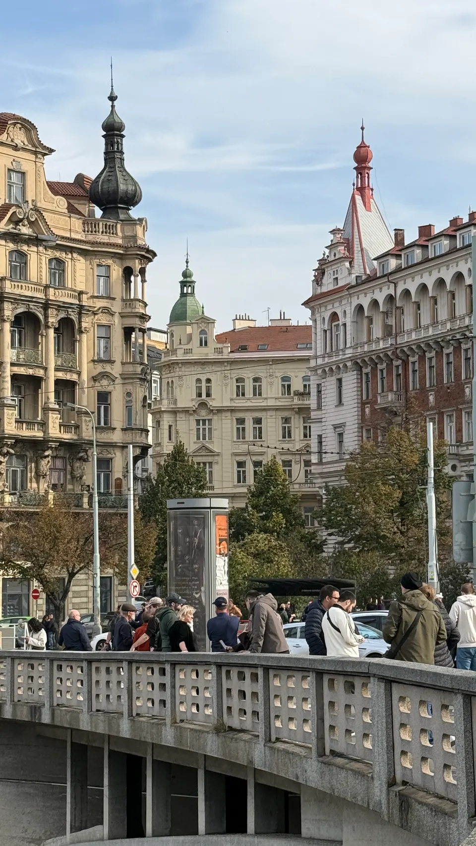 Jiráskovo 廣場一圈新藝術立面，屋頂一個比一個尖。