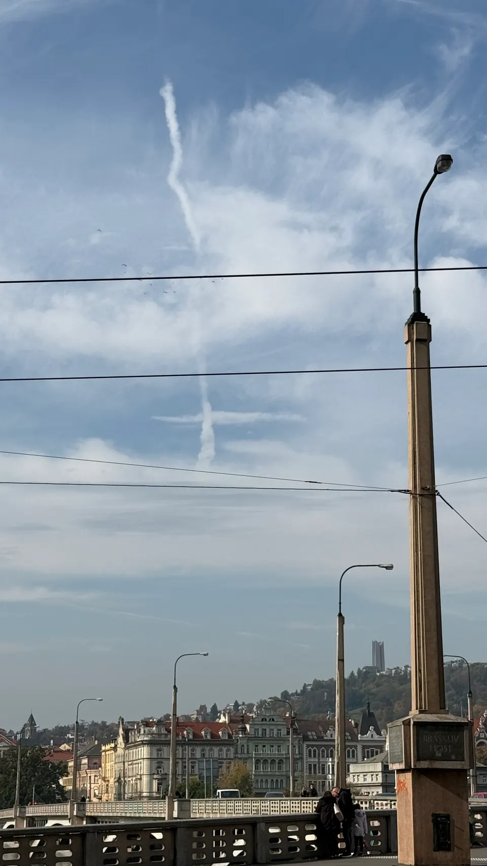 電線、燈柱和一道飛機雲。