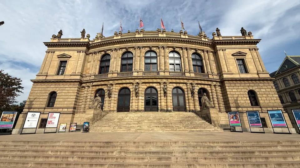Rudolfinum 全景：一整排拱窗。