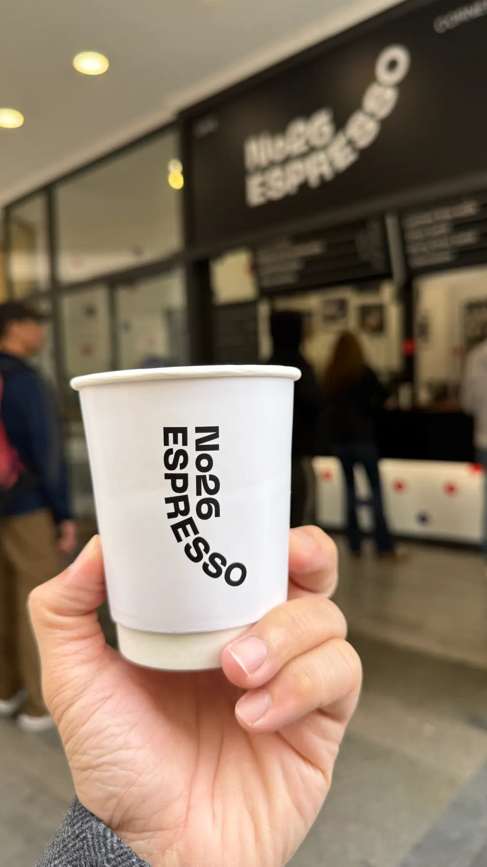 白色小杯，印著店名 No26 Espresso。