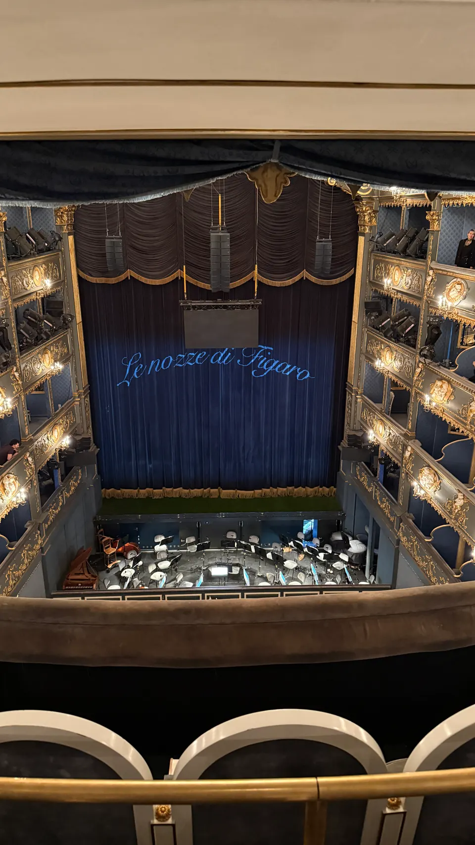 從包廂往下看：幕上寫著 Le nozze di Figaro。