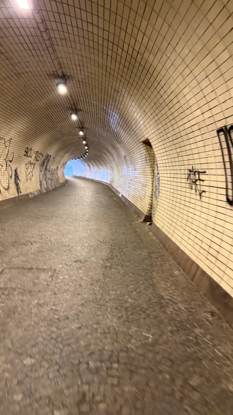 07:50，白磁磚隧道，筆直穿過 Vítkov 山。