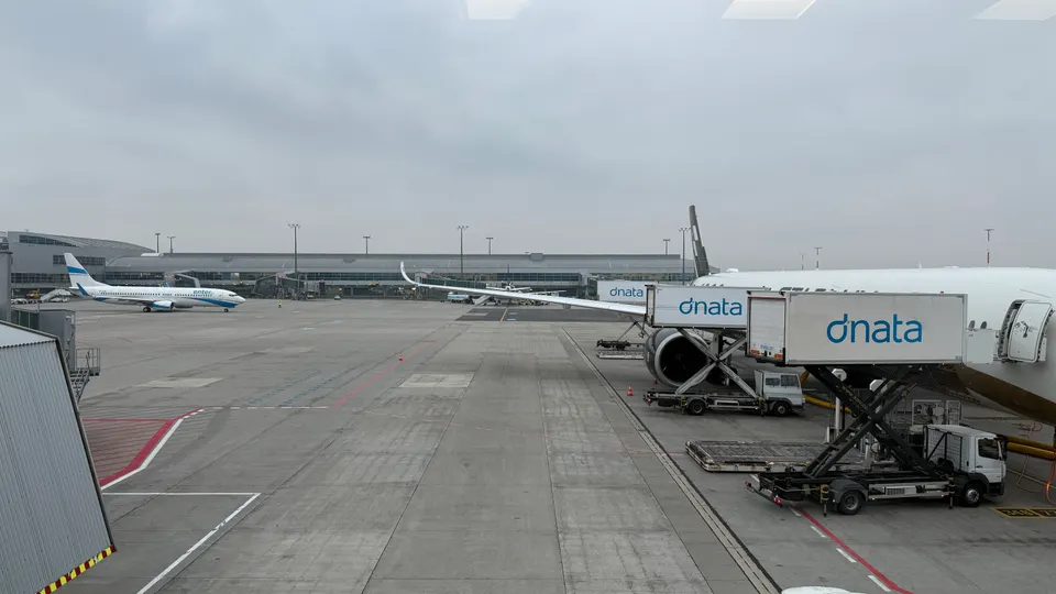 08:26,機場:窗外是灰色的天和停機坪。
