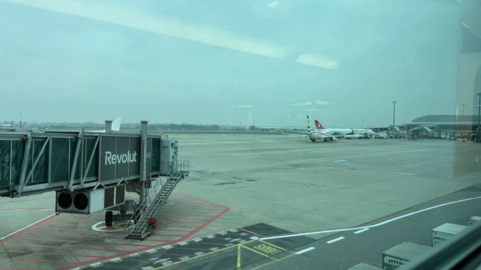 空橋伸向停機坪。