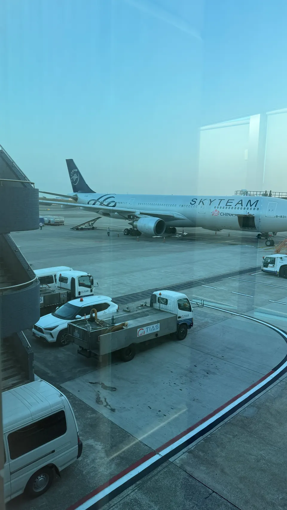 回到桃園:窗外是一架天合聯盟彩繪機。